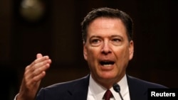 제임스 코미 전 미 연방수사국(FBI) 국장이 8일 러시아 대선 개입 의혹과 관련 상원 정보위 청문회에서 증언하고 있다.
