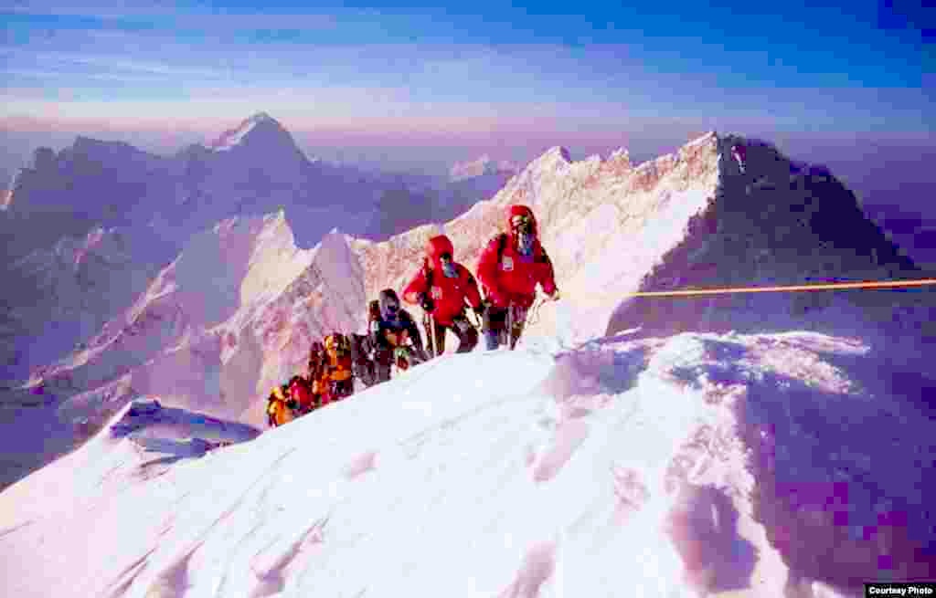 Yuichiro Miura on his way to the Mount Everest summit in 2003. (Miura Dolphins)