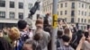 Demonstran Inggris Robohkan Patung Pedagang Budak