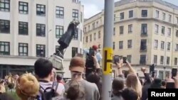 Demonstranti obaraju spomenik Edvarda Kolstona tokom protesta zbog rasne nejednakosti u Bristolu, u Britaniji, 7. juna 2020. 