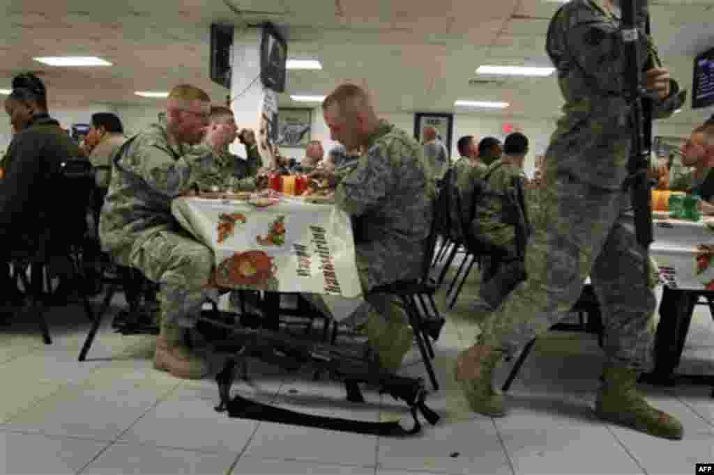 US soldiers eat lunch, during Thanksgiving Day, at the US base in Bagram north of Kabul, Afghanistan on Thursday, Nov. 25, 2010. (AP Photo/Musadeq Sadeq)