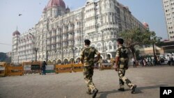 Polisi India berjalan di depan hotel Taj Mahal, Mumbai, India, 26 November 2017. (Foto: dok). Polisi India, Sabtu (15/9) memburu tiga laki-laki yang diduga telah membius, menculik dan memperkosa seorang anak perempuan saat dalam perjalanan menuju kursus persiapan ujian di bagian utara India awal minggu ini.