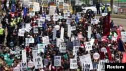 Warga melakukan parade memperingati 50 tahun tewasnya tokoh pergerakan hak-hak sipil AS, Martin Luther King, Jr., di kota Memphis, Tennessee.