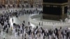 Para jemaah melakukan ibadah Tawaf, hari Selasa (20/7). Hanya 60 ribu orang yang diizinkan pemerintah Saudi untuk melaksanakan ibadah haji tahun ini, termasuk beberapa warga Indonesia yang tinggal di sana. 