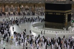 Jamaah mengelilingi Ka'bah di Masjidil Haram di kota suci Mekah, Saudi, pada hari pertama hari raya Al-Adha yang dirayakan oleh umat Islam di seluruh dunia, pada 20 Juli 2021. (Foto: AFP)