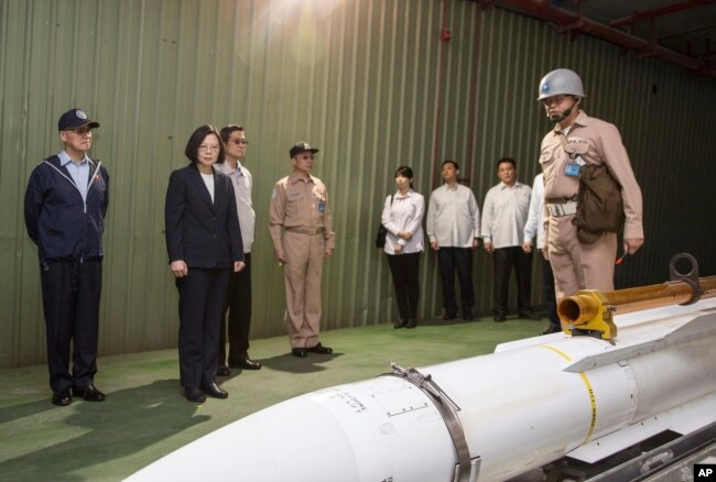 台灣國防部公佈的照片顯示，在一次演習期間，軍方在蘇澳海軍基地向總統蔡英文介紹一枚導彈。