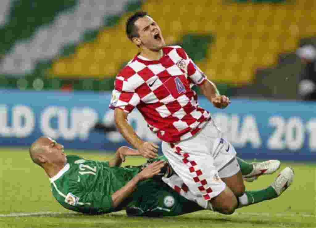 Croatia's Franko Adrijasevic, right, is fouled by Saudi Arabia's Maan Khodary during a U-20 World Cup group D soccer match in Armenia, Colombia, Sunday, July 31, 2011. (AP Photo/Fernando Vergara)