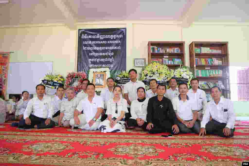 ក្រុមអតីតអ្នកសារព័ត៌មាន កាសែត ដឹ ខេមបូឌាដេលី ចូលរួមពិធីបុណ្យសពរបស់ លោក Bernard Krisher ក្នុងខណ្ឌច្បារអំពៅ រាជធានីភ្នំពេញ នាថ្ងៃទី១៩ ខែមីនា ឆ្នាំ២០១៩។ (កាន់ វិច្ឆិកា/VOA)