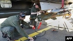 Підготовка французького літака до рейду на Лівію