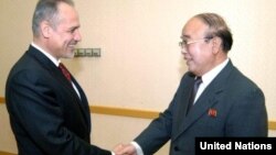 지난 5월 평양에 부임한 굴람 이작싸이 유엔 상주조정관이 박의춘 북한 외무상과 인사를 나누고 있다.