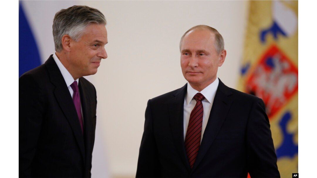 Duta Besar AS, Jon Huntsman (kiri) bersama Presiden Rusia Vladimir Putin di Kremlin, Moskow, Rusia, 3 Oktober 2017. (Foto: dok).