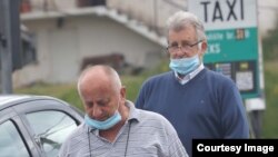Mirko Vrućinić (desno) sa advokatom. (Foto: BIRN BiH)