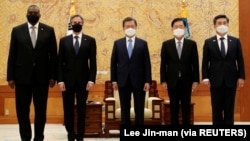 韩国总统文在寅（中）与美国务卿布林肯（左二）、美防长奥斯汀（左一）和韩国外长郑义溶、国防部长官徐旭在首尔合影。（2021年3月18日） 