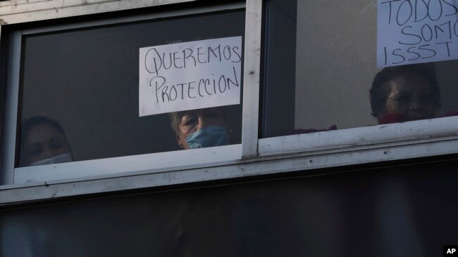 El personal médico en México se ha enfrentado a la escasez de equipo sanitario apropiado para combatir el virus, un problema que ha sido recurrente en varios países del mundo.