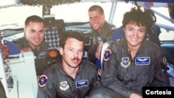 Capitán de la Fuerza Aérea de EE.UU. Graciela Tiscareño-Sato (derecha) junto a veteranos.