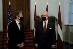 Menteri Luar Negeri AS Antony Blinken bertemu dengan Presiden Latvia Egils Levits di Riga, Latvia, 30 November 2021. (Foto: REUTERS/Ints Kalnins)