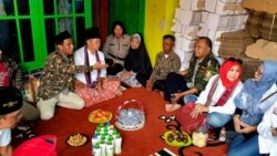 Sejumlah warga berkunjung dan berdialog dengan orang tua almarhum Riyanto di rumahnya di Kota Mojokerto (foto VOA/Petrus Riski).