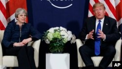 Presiden AS Donald Trump dan pemimpin Inggris Theresa May (kiri) saat bertemu di Davos, Swiss, 25 Januari lalu. 