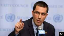 Le ministre des Affaires étrangères vénézuelien Jorge Arreaza parle aux journalistes au siège des Nations unies, à New York, 25 août 2017.