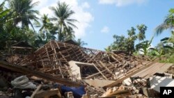 Varias casas resultron dañadas por un terremoto en Lombok del Norte, Indonesia, el 5 de agosto de 2018.