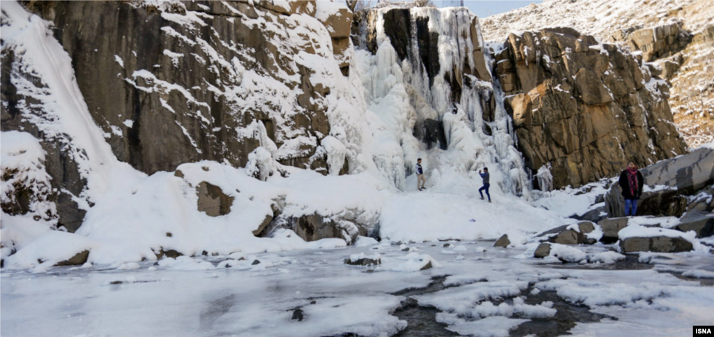 یخ بستن آبشار گنجنامه همدان عکس: پوریا پاکیزه 