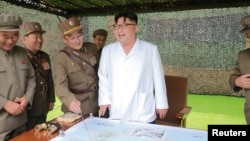 김정은 북한 국무위원장이 인민군 전략군 화성포병부대들의 탄도로켓 발사 훈련을 현지에서 지도했다고 북한 관영 `조선중앙통신'이 6일 보도했다.