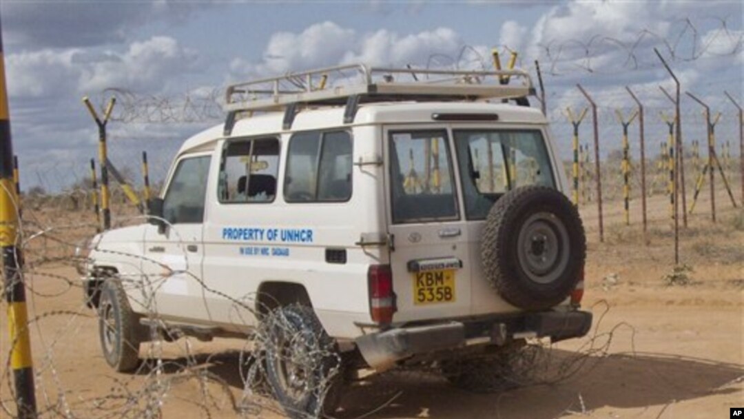 Kendaraan yang digunakan petugas kemanusiaan asing diserang di dekat kemah pengungsi di wilayah Dadaab, utara Kenya (29/6). Para petugas kemanusiaan asing telah dibebaskan dari para penculik, Minggu (1/7).