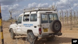 Kendaraan yang digunakan petugas kemanusiaan asing diserang di dekat kemah pengungsi di wilayah Dadaab, utara Kenya (29/6). Para petugas kemanusiaan asing telah dibebaskan dari para penculik, Minggu (1/7).