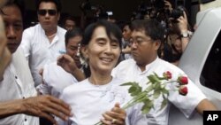 လူထုကုိ ေအာင္ပြဲခံ မိန္႔ခြန္းေျပာၾကားဖုိ႔ ေဒၚေအာင္ဆန္းစုၾကည္ ေရာက္လာစဥ္။ (ဧၿပီ ၂၊ ၂၀၁၂)