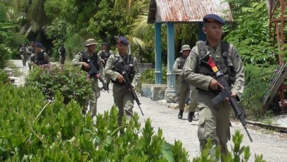 Pasukan Brimob yang dilibatkan dalam operasi Tinombala 2016, saat mengamankan lokasi jatuhnya Helikopter TNI AD di Poso Pesisir, Kabupaten Poso (Foto: VOA/Yoanes)