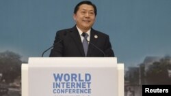 Tokoh sensor Internet China, Lu Wei, berbicara dalam acara konferensi internet dunia di Jiaxing, Zhejiang, 18 Desember 2015 (foto: dok). 