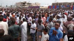 Thousands of Somalis gather to pray at the site of the country's deadliest attack and to mourn the hundreds of victims, at the site of the attack in Mogadishu, Somalia, Oct. 20, 2017. 