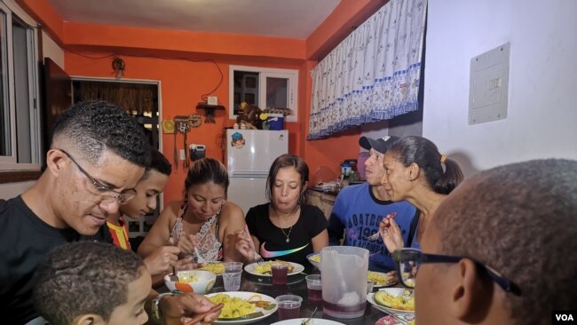 Venezolanos comparten la mesa luego de haber preparado la comida con la colaboración de todos. Foto: Adriana Núnez Rabascall