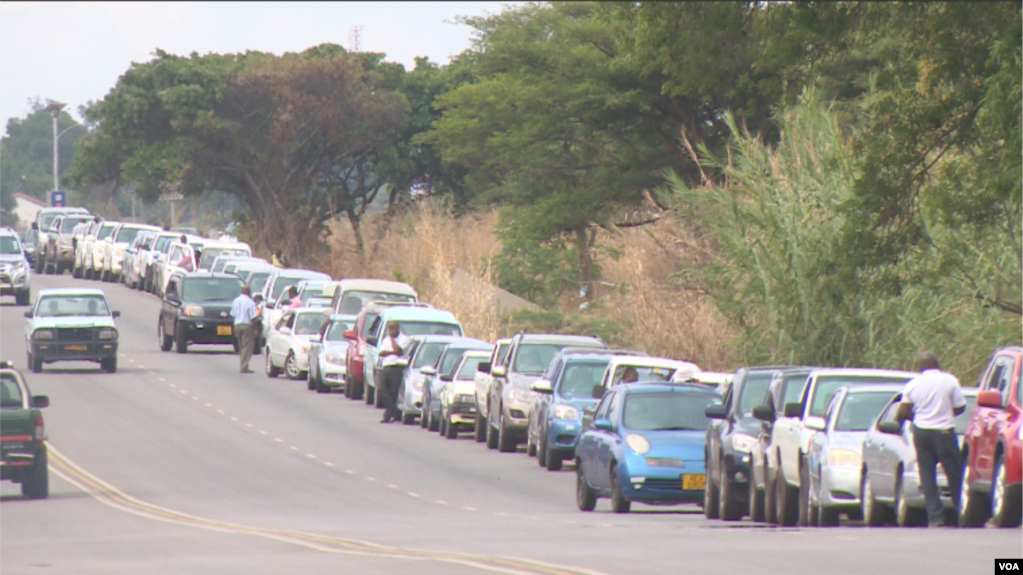 Some Zimbabweans will spend most of their time in fuel queues this Christmas. The country has been struggling to import enough for months, Dec. 24, 2018. (C. Mavhunga for VOA)