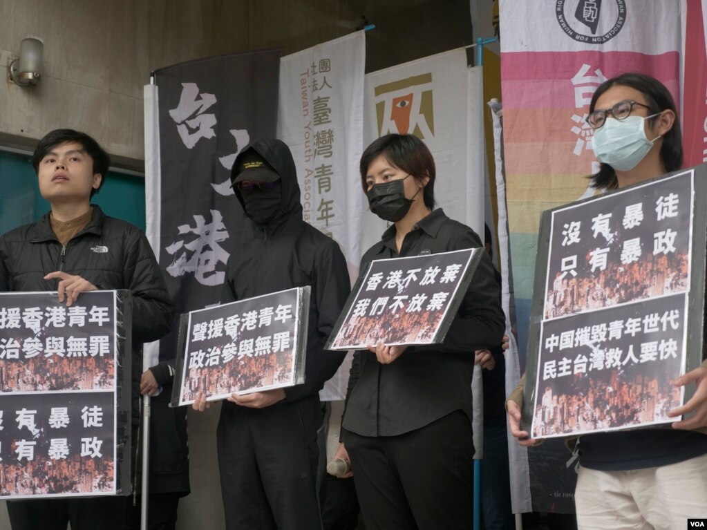 在台北念书的港生关山月 (左二蒙面者，美国之音黄丽玲摄)(photo:VOA)