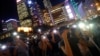 香港学生2019年8月22日在中环亮起手机灯呼吁政治改革。