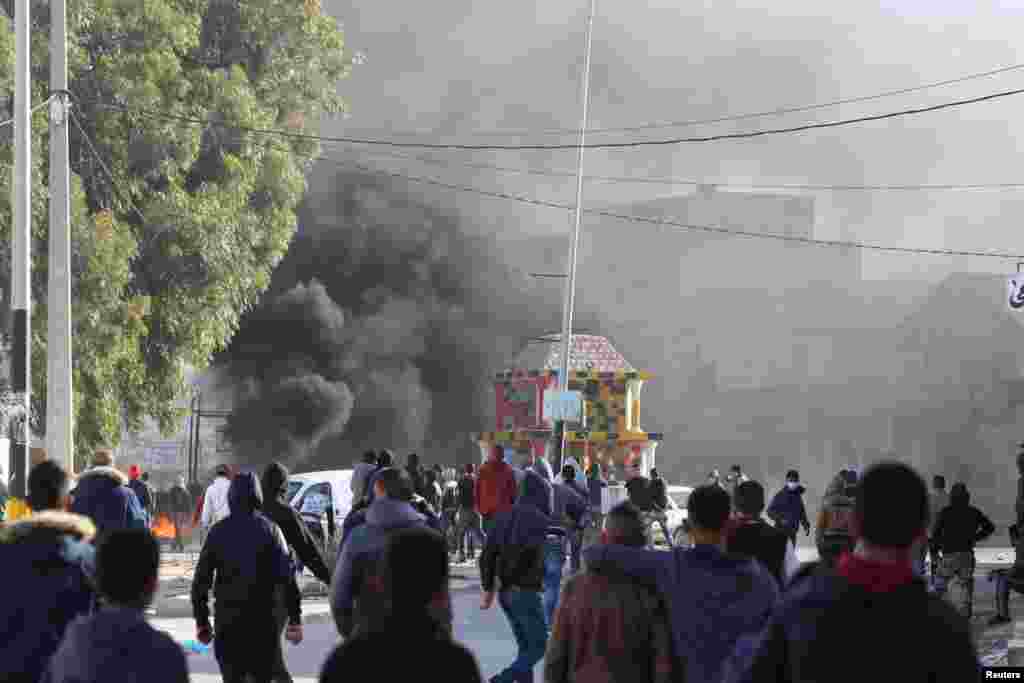 برخورد خشونت آمیز بین معترضان و پلیس ضد شورش در تظاهراتی در شهر بن قردان در تونس. معترضان برای کمبود کار اعتراض می&zwnj;&zwnj;کنند. &nbsp; 