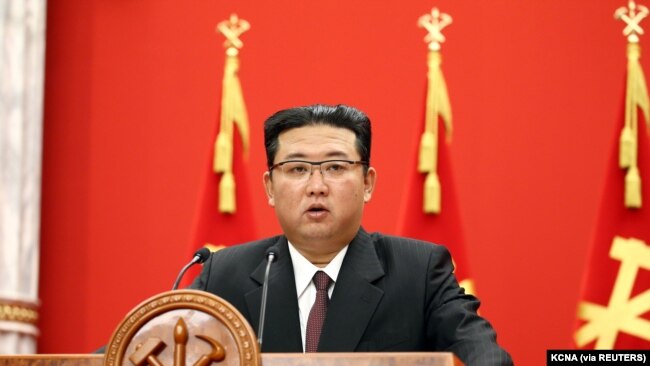 김정은 북한 국무위원장이 10일 평양에서 노동당 창건 76주년 기념 연설을 하는 모습이라며 다음날(11일) 조선중앙통신이 공개한 장면.