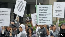 Demonstrators gather outside the venue of the signing ceremony between Malaysia and Australia to swap thousands of refugees, in Kuala Lumpur, Malaysia, July 2011. (file photo)