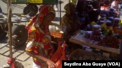 Fatou Diallo, vendeuse de fruits saisonniers, Dakar, 5 mars 2019. (VOA/Seydina Aba Gueye)