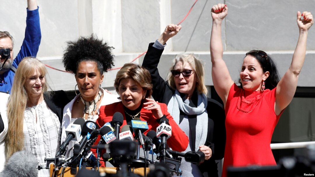 La abogada, Gloria Allred, junto con las denciadoras del actor y comediante Bill Cosby después de que un jurado lo declarara culpable en un nuevo juicio por agresión sexual en el tribunal del condado de Montgomery en Norristown, Pensilvania, el 26 de abril de 2018.