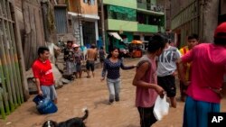 Los vecinos trabajan para salvar las pertenencias de su casa inundada en Lima, Perú, el jueves 16 de marzo de 2017. Los vecinos trabajan para salvar las pertenencias de su casa inundada en Lima, Perú, el jueves 16 de marzo de 2017.