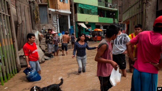 Los vecinos trabajan para salvar las pertenencias de su casa inundada en Lima, Perú, el jueves 16 de marzo de 2017. Los vecinos trabajan para salvar las pertenencias de su casa inundada en Lima, Perú, el jueves 16 de marzo de 2017.