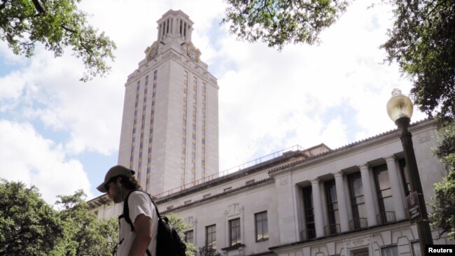 一个学生走过德克萨斯大学奥斯丁分校的钟楼。（资料照片）