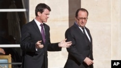 Premye Minis fransè a, Manuel Valls (a g.) ak Prezidan François Hollande (a d.) nan vil Pari, nan kòmansman jounen jedi 26 novanm 2015 la, anvan lidè fransè a te ale Moskou. (Foto: AP/Michel Euler)