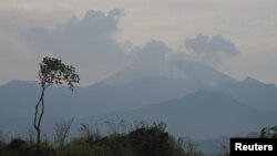 Pemandangan Gunung Ijen, gunung berapi aktif dan tujuan wisata populer untuk penambangan belerangnya, dekat Bondowoso, Jawa Timur, sehari setelah kawasan tersebut tertutup bagi pengunjung, 22 Maret 2018. (Foto: Antara Foto / Seno / via REUTERS).