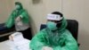 Para petugas medis di sebuah puskesmas di Aceh mengenakan jas hujan untuk melayani pasien di tengah wabah virus corona (COVID-19), 8 April 2020. (Foto: Antara via Reuters)