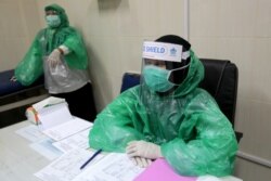 Para petugas medis di sebuah puskesmas di Aceh mengenakan jas hujan untuk melayani pasien di tengah wabah virus corona (COVID-19), 8 April 2020. (Foto: Antara via Reuters)