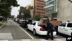 Cảnh sát làm việc tại hiện trường vụ nổ súng ở trường Đại học California, Los Angeles,ngày 1 tháng 6 năm 2016.