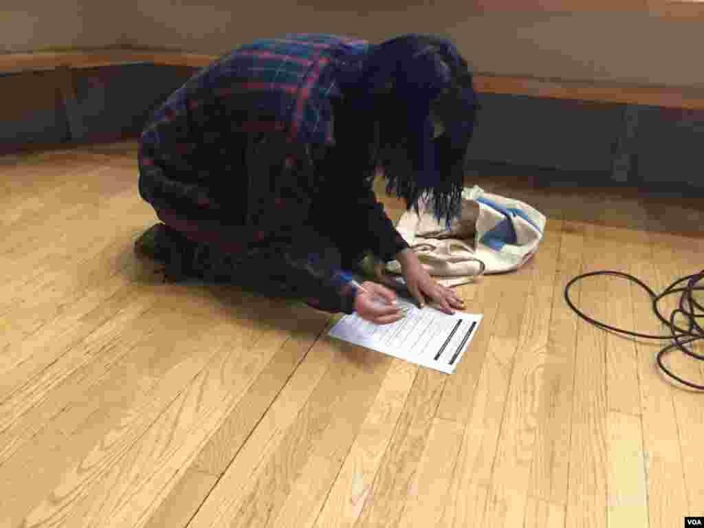 A new caucus attendee registers in Des Moines, Iowa, Feb. 1, 2016. (K Gypson/VOA)